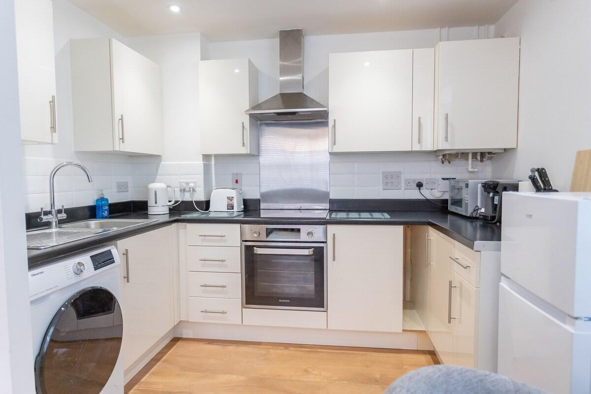 Pet-Friendly Ground-Floor 2BR | Near M1 & A4214