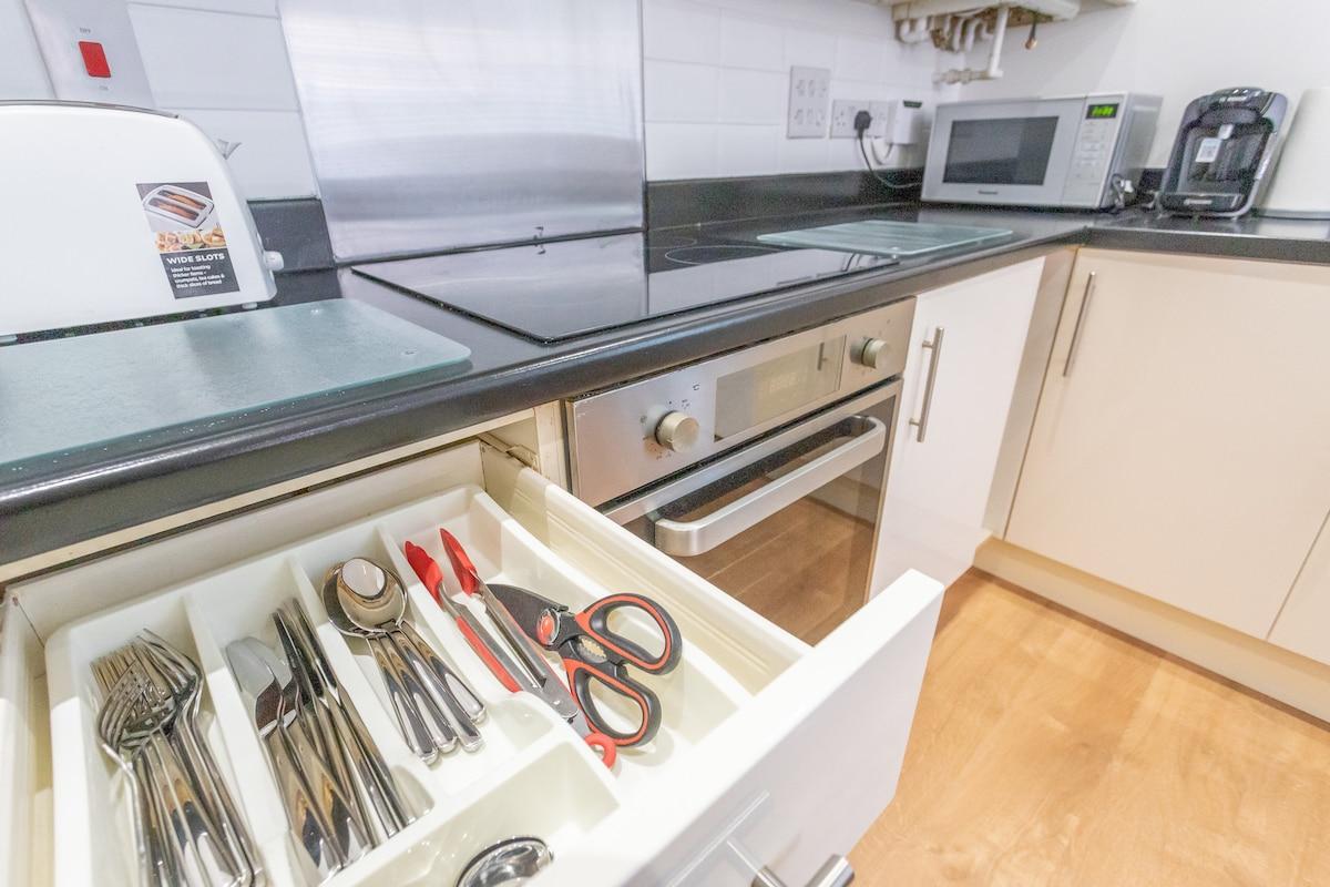 Pet-Friendly Ground-Floor 2BR | Near M1 & A4215
