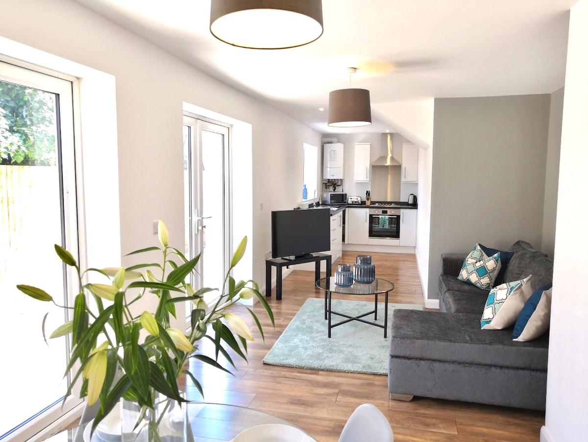 Elegant Apartment | King Bed | Patio & Parking