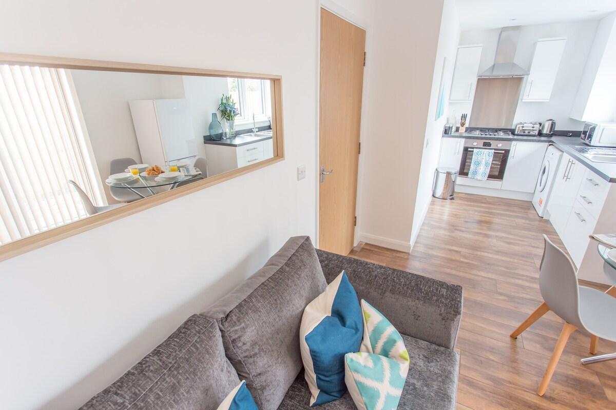 Pet-Friendly Oxford 2BR Apartment | King Bed2