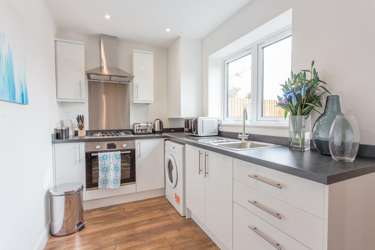 Pet-Friendly Oxford 2BR Apartment | King Bed4