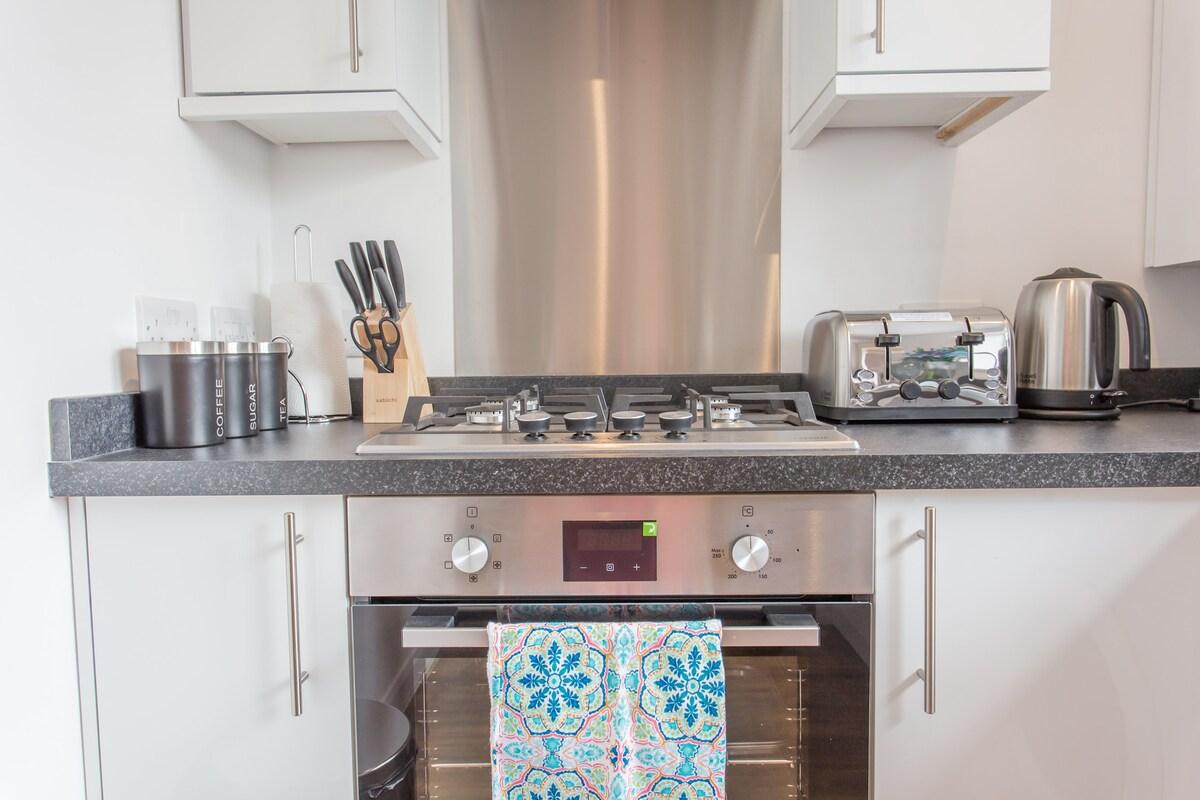 Pet-Friendly Oxford 2BR Apartment | King Bed5