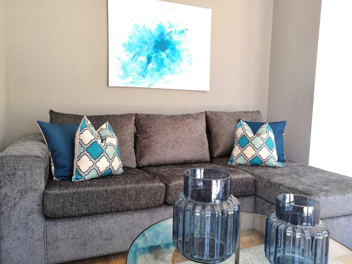 Elegant Apartment | King Bed | Patio & Parking4