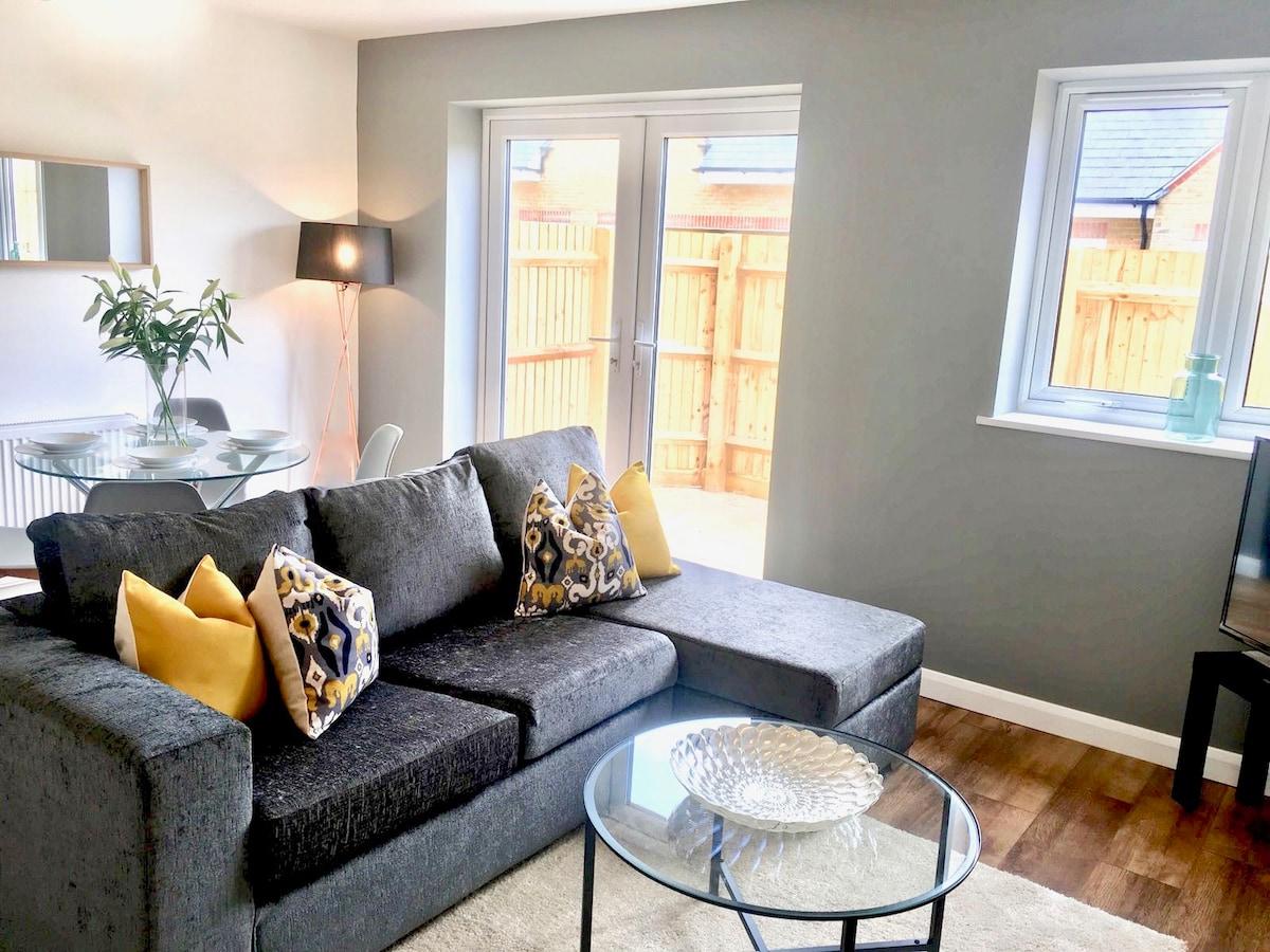King Bed 1BR | Patio | Oxford Business Park | Pets3