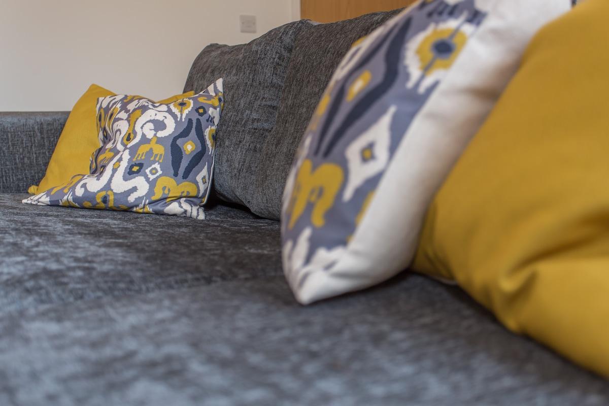 King Bed 1BR | Patio | Oxford Business Park | Pets6
